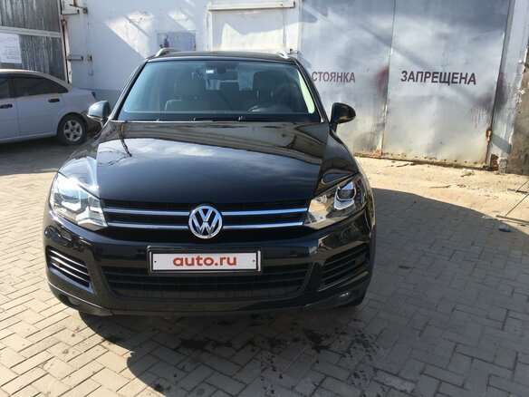 2010 Volkswagen Touareg II, чёрный - вид 1