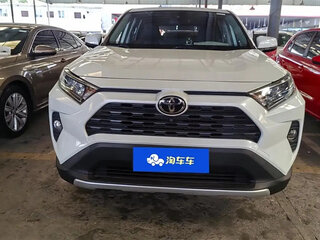 2021 Toyota RAV4 V (XA50), белый, 2620000 рублей, вид 1