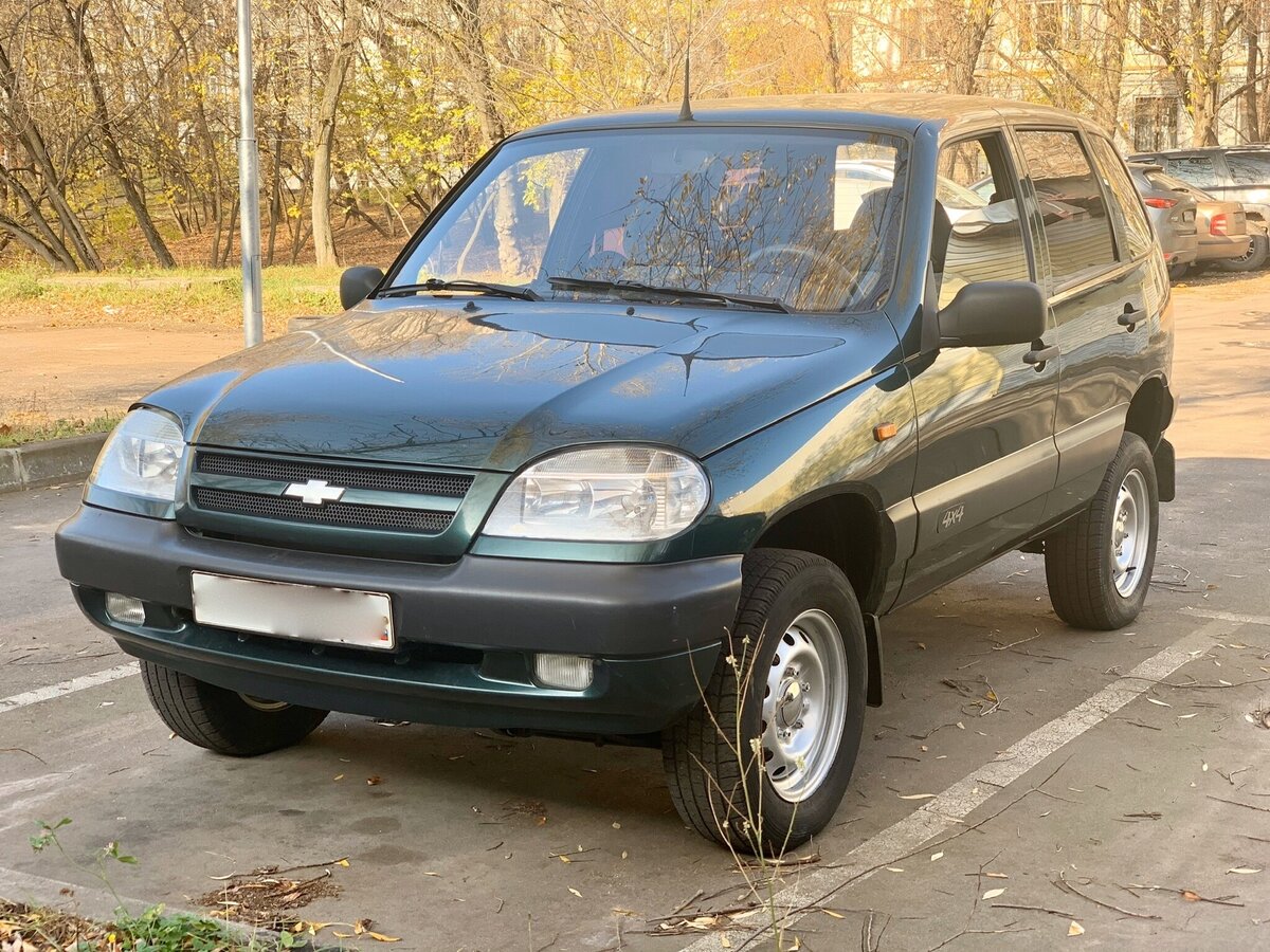Шевроле Нива 2008 года черная