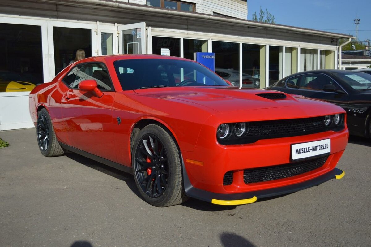 Challenger srt8 красный