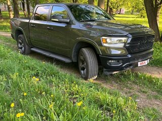 2021 Ram 1500 Crew Cab V, зелёный, 5289865 рублей, вид 5