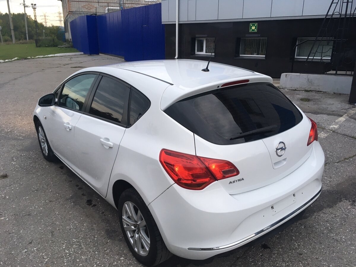 Opel Astra j белая