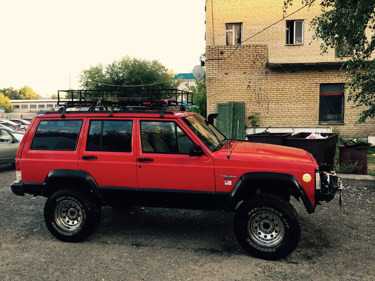 Купить б/у Jeep Cherokee II (XJ) 4.0 MT (184 л.с.) 4WD