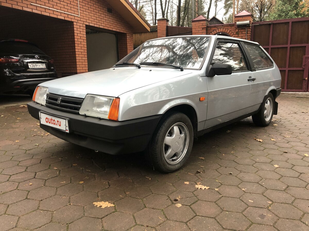 Купить б/у Lada (ВАЗ) 2108 1984-2005 1.5 MT (70 л.с.) бензин механика в  Королёве: серебристый Лада 2108 2000 хэтчбек 3-дверный 2000 года по цене  900 000 рублей на Авто.ру