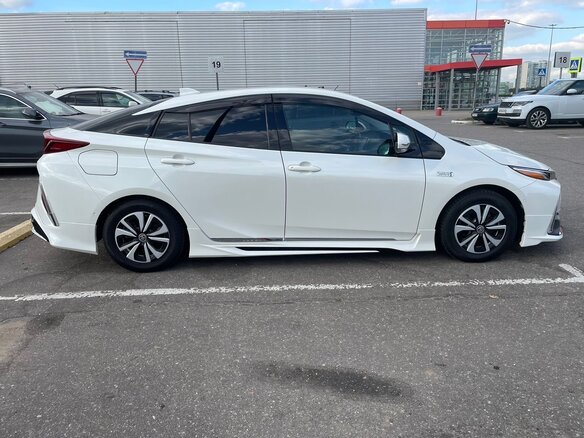 2017 Toyota Prius PHV ZVW52 IV (XW50), белый, 2500000 рублей