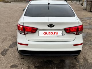 2016 Kia Rio III Рестайлинг, белый, 700000 рублей, вид 4