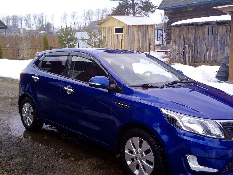 Kia Rio синего цвета