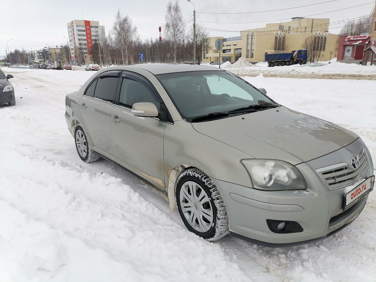 Серый седан тойота