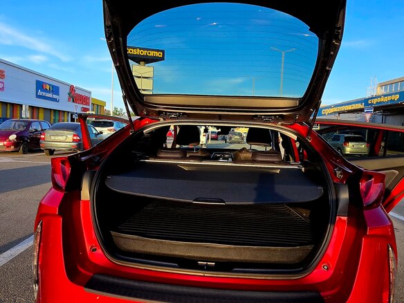 2018 Toyota Prius IV Рестайлинг (XW50), красный, 2700000 рублей - вид 19