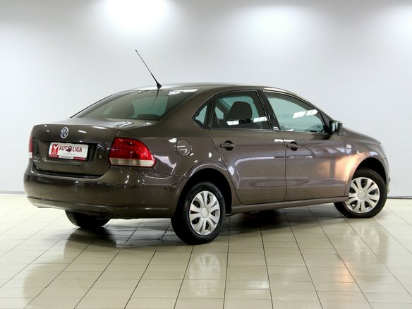 2014 Volkswagen Polo V, коричневый - вид 2