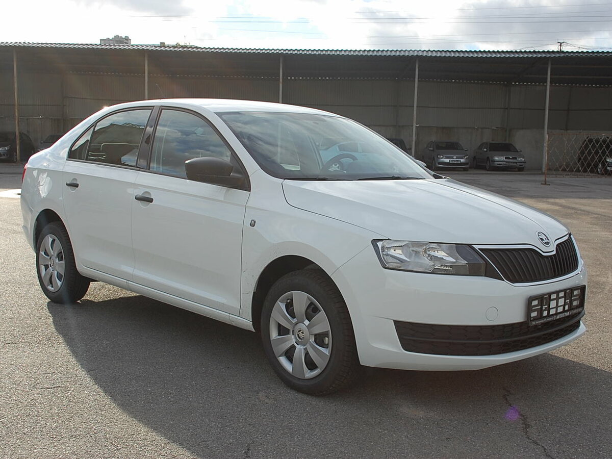 Белая Skoda Rapid 2015