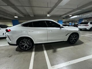 2021 BMW X6 40i III (G06), белый, 9090000 рублей, вид 4