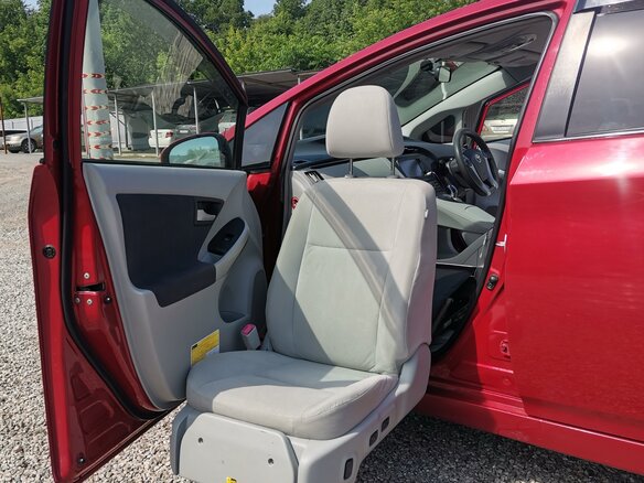 2010 Toyota Prius III (XW30), красный, 1100000 рублей - вид 10