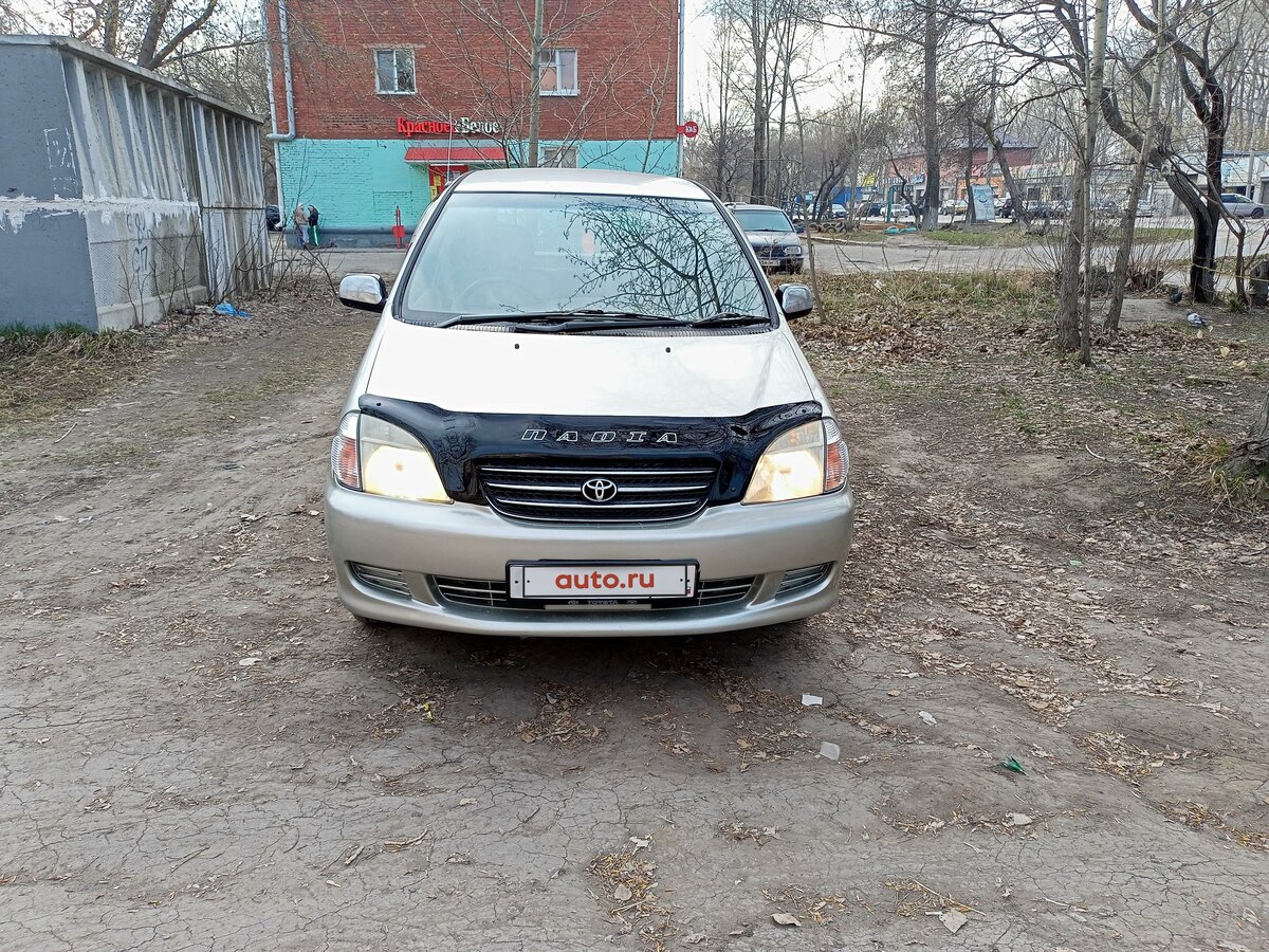 Тойота надия 2000