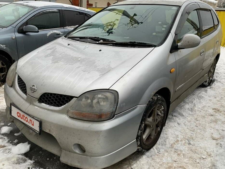 Бампер вишневый Ниссан Тино