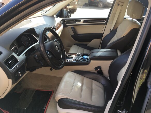 2010 Volkswagen Touareg II, чёрный - вид 4