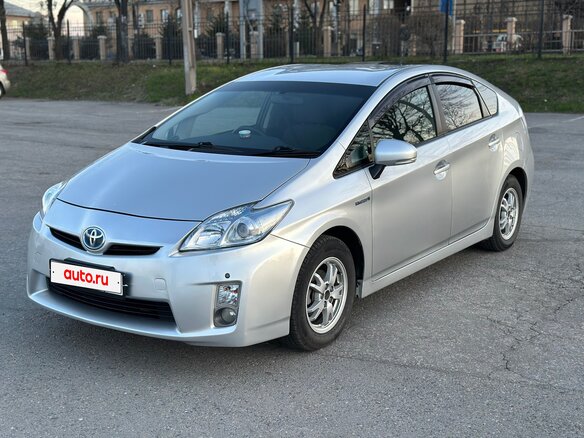 2011 Toyota Prius III (XW30), серебристый, 830000 рублей