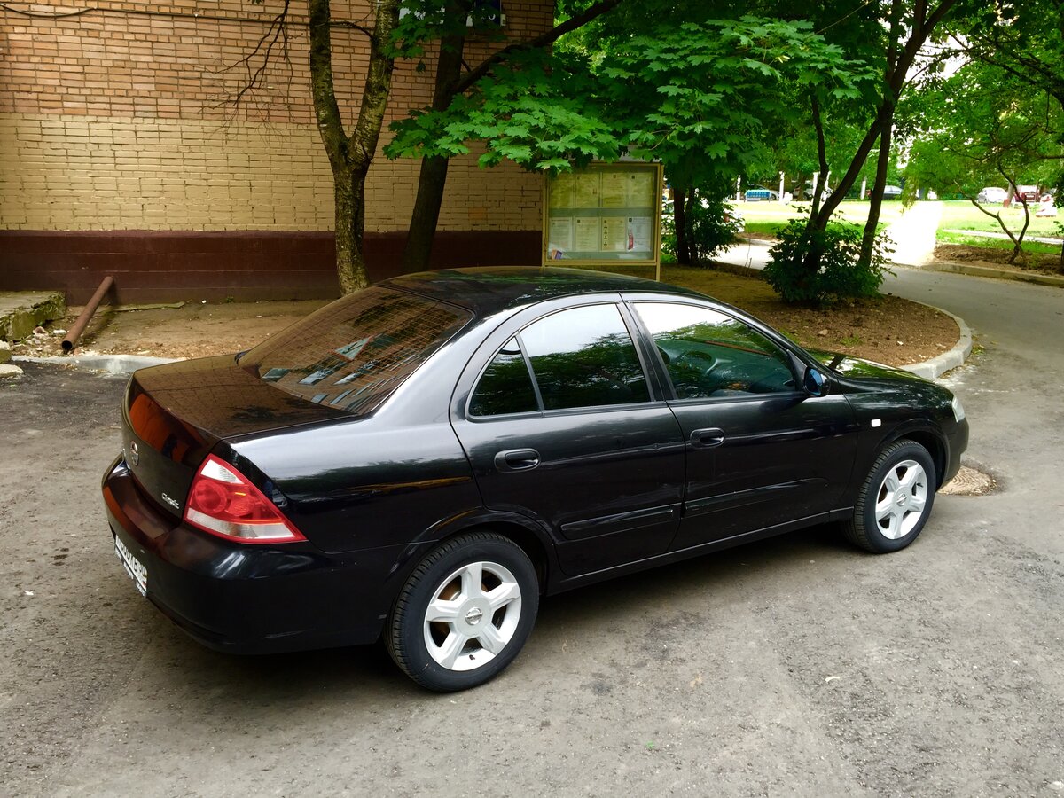 Nissan Almera черная
