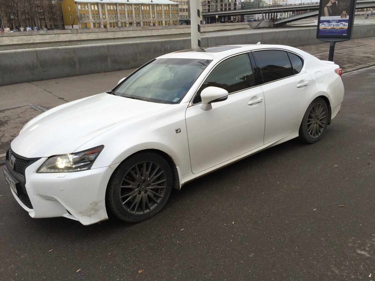 Lexus GS белый перламутр с черными дисками