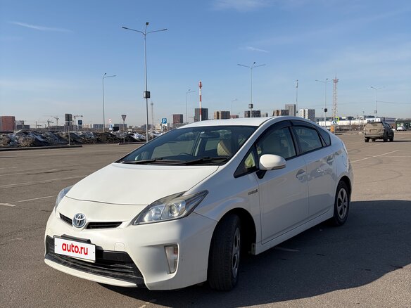 2014 Toyota Prius III Рестайлинг (XW30), белый, 1200000 рублей