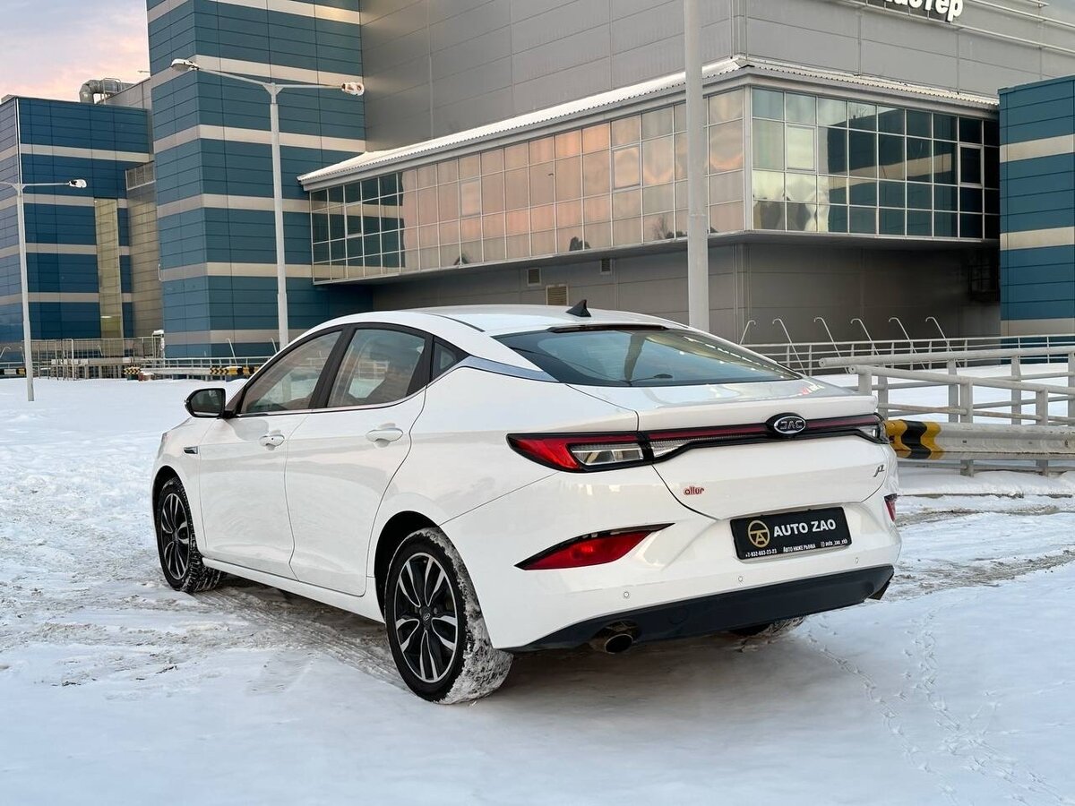 JAC J7: Стильный лифтбэк с богатым оснащением за разумные деньги
