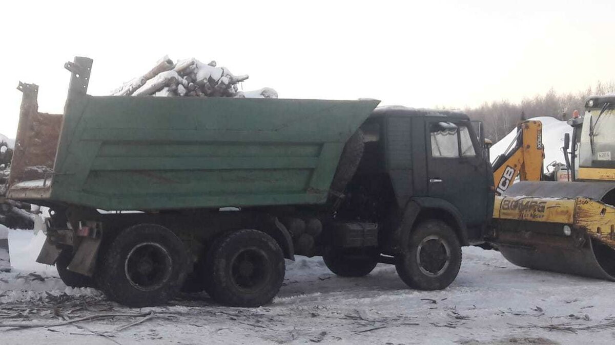 Зеленый камаз самосвал