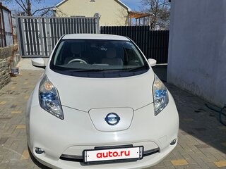 2016 Nissan Leaf I (ZE0/AZE0), белый, 1100000 рублей, вид 1
