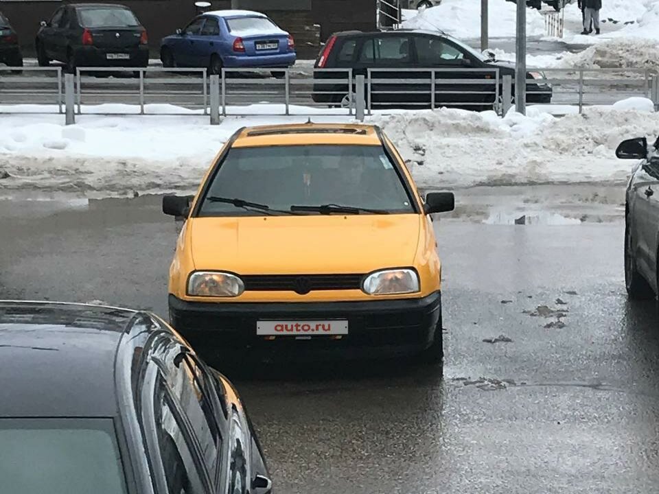Желтый фольксваген гольф