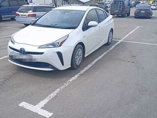 2019 Toyota Prius IV Рестайлинг (XW50), белый, 2000000 рублей, вид 1