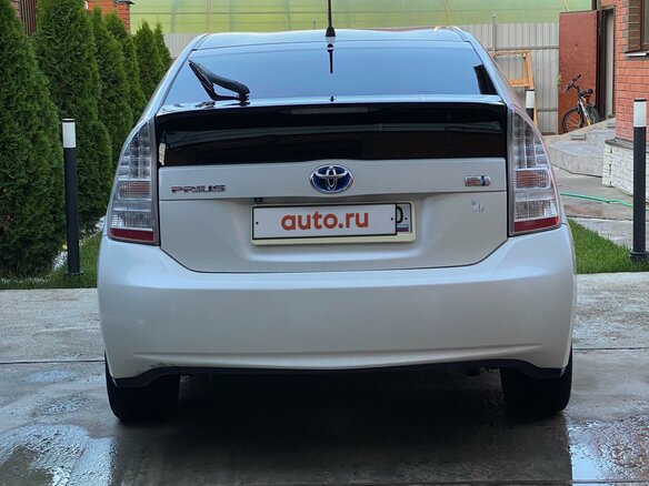 2010 Toyota Prius III (XW30), белый, 1200000 рублей - вид 2