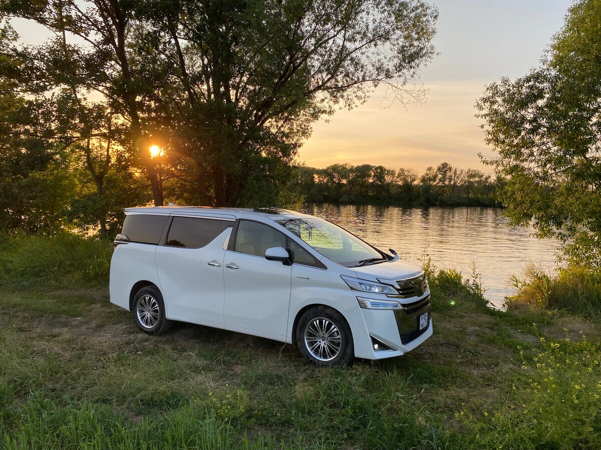 Купить б/у Toyota Vellfire II Рестайлинг 2.5hyb CVT (152 л.с.) 4WD ...
