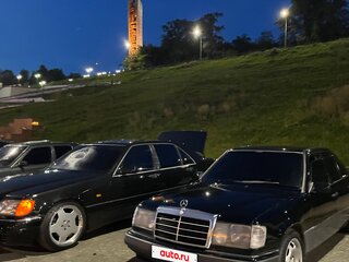 1992 Mercedes-Benz E-Класс 220 I (W124), чёрный, 425000 рублей, вид 1