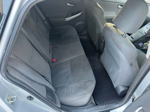 2011 Toyota Prius III (XW30), серебристый, 830000 рублей - вид 9