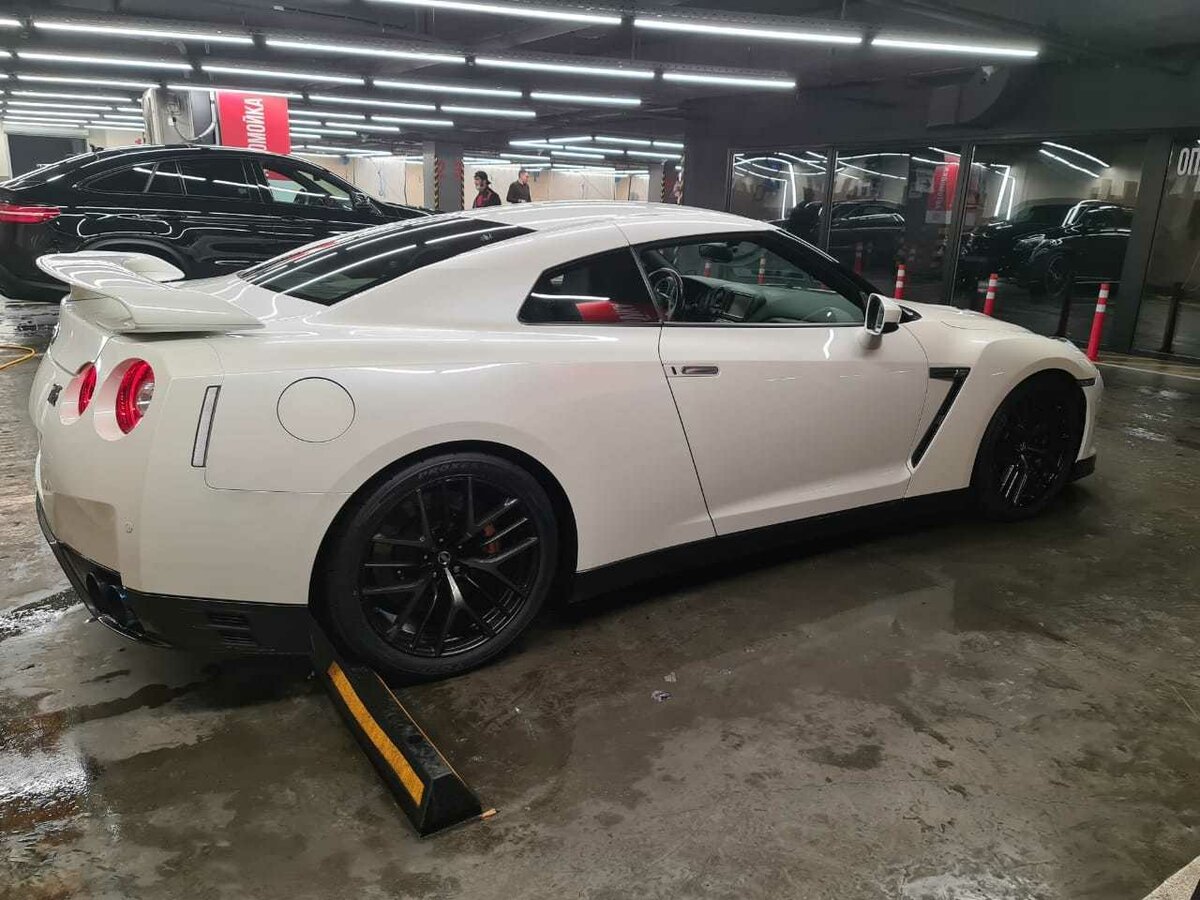 Nissan GTR белая с пленкой