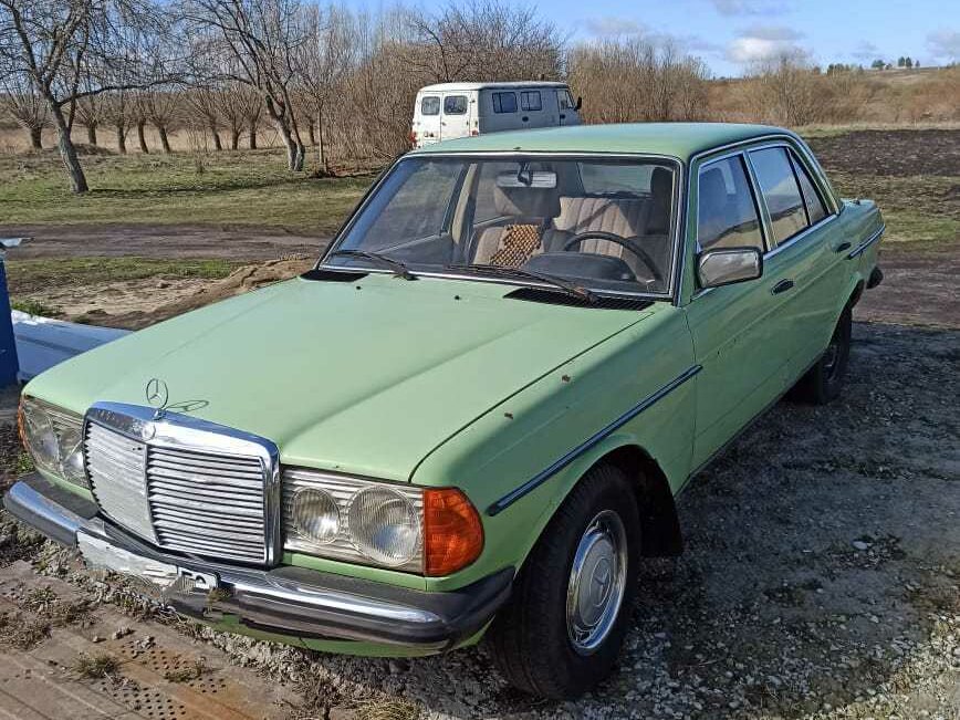 Зеленый мерседес бенц