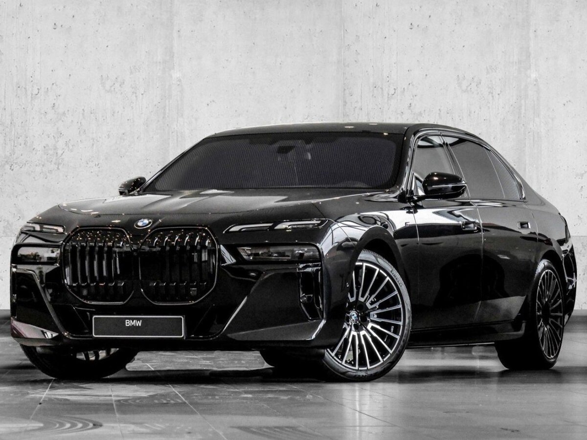 BMW 7 Series получила экраны на всю панель и запас хода 727 км