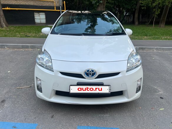 2010 Toyota Prius III (XW30), белый, 845000 рублей