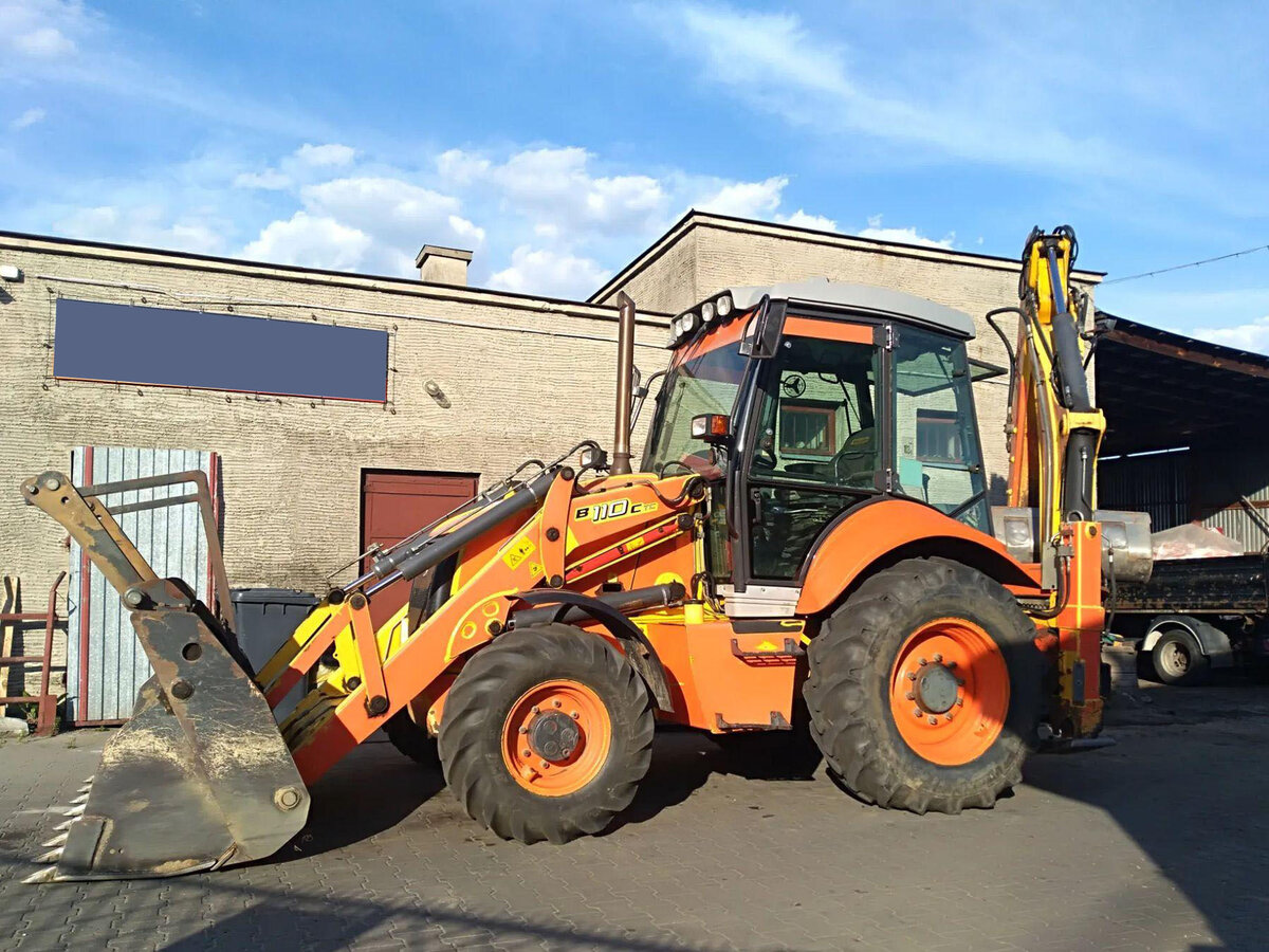 Купить б/у New Holland B110B в Кургане: оранжевый экскаватор-погрузчик ...