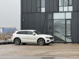 2019 Volkswagen Touareg III, белый, 4800000 рублей, вид 1