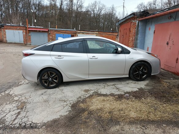2016 Toyota Prius IV (XW50), серебристый, 1450000 рублей - вид 3
