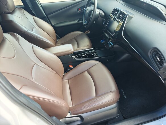 2020 Toyota Prius IV Рестайлинг (XW50), белый, 2750000 рублей - вид 19