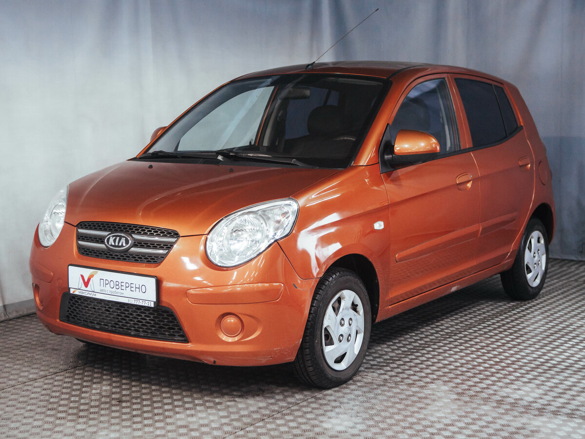Запаркованные машины Kia Picanto