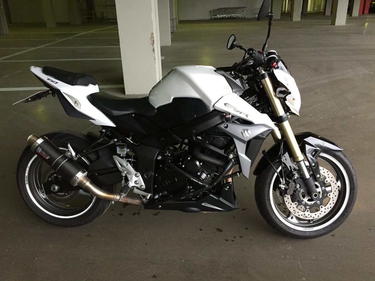 Купить б/у Suzuki GSR 750 инжектор в Москве: синий naked bike 2014 года на Авто.