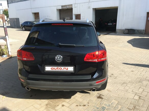 2010 Volkswagen Touareg II, чёрный - вид 3