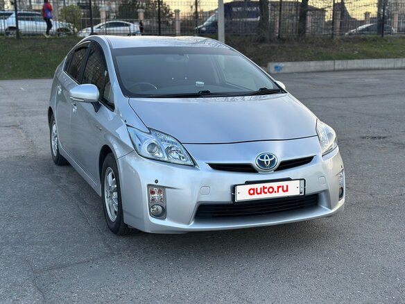 2011 Toyota Prius III (XW30), серебристый, 830000 рублей - вид 2