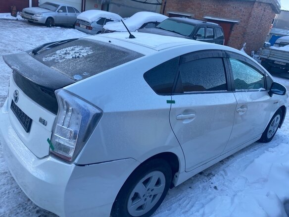2011 Toyota Prius III (XW30), белый, 680000 рублей - вид 3