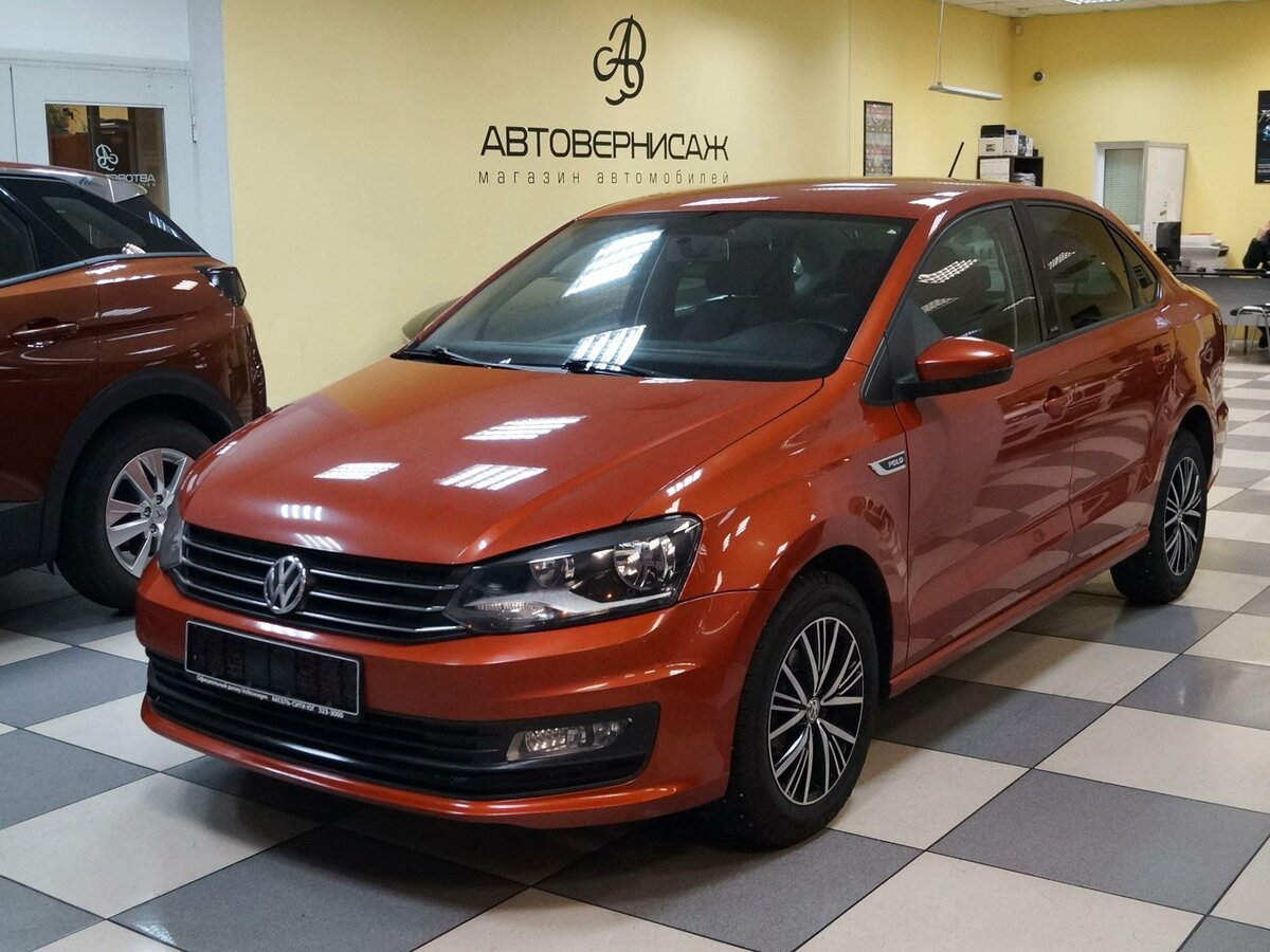 Оранжевый VW Polo sedan 2013