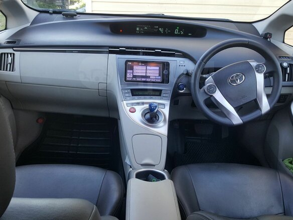 2013 Toyota Prius III Рестайлинг (XW30), белый, 1400000 рублей - вид 4