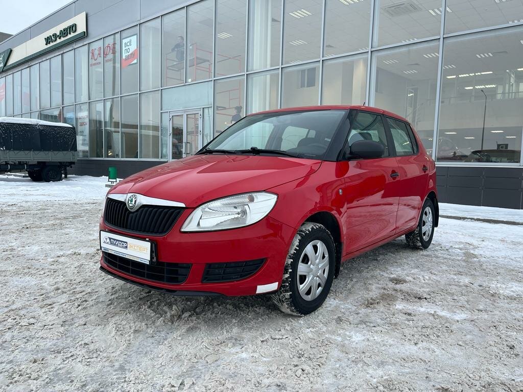 Skoda Fabia 2 2012 красная