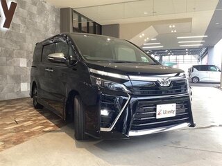 2021 Toyota Voxy III (R80) Рестайлинг, чёрный, 2050000 рублей, вид 1